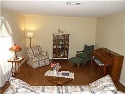 2nd image of 906 W Castlewood Ave