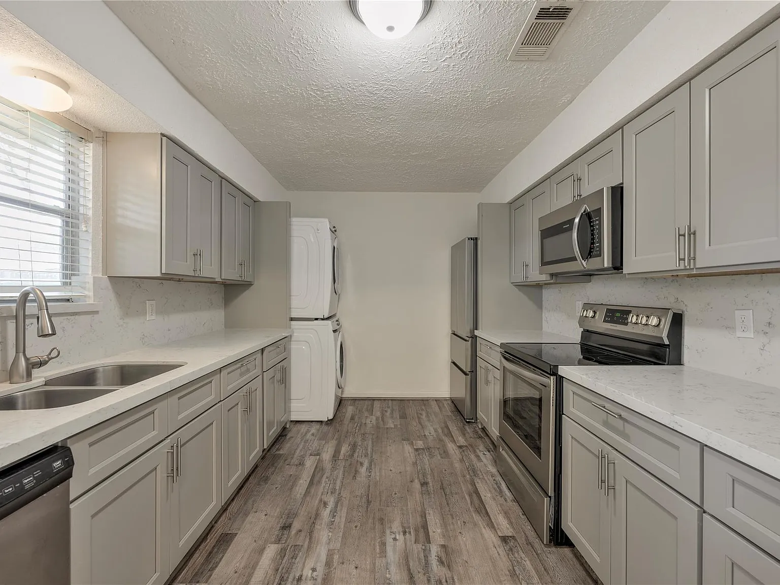 3 bed, 2.0 bath, 1427 sqft, $1,800 — Photo 3