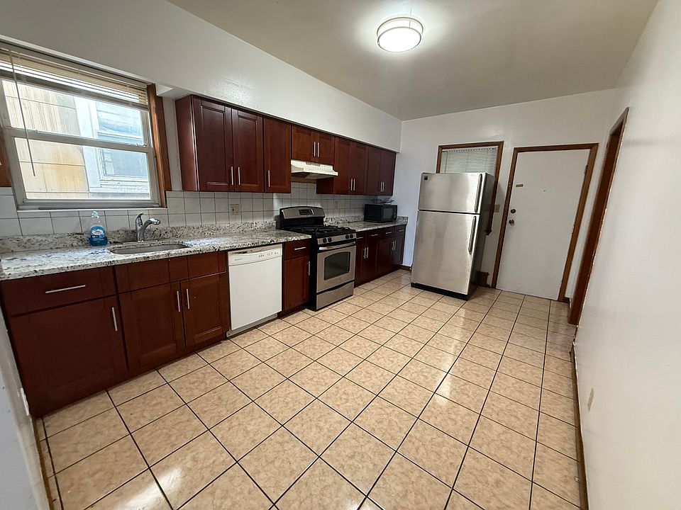 1st image of 207 Manor Ave APT 2