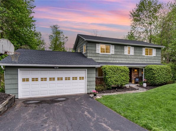 19 Ledgemont Dr, Fairport, NY 14450