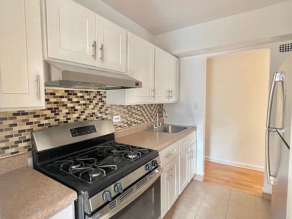 5th image of 33-03 Parsons Blvd #3