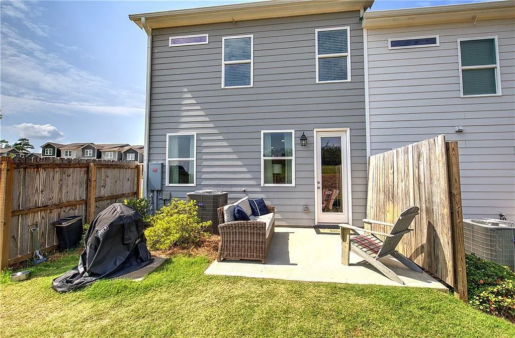 3 bed, 2.5 bath, 1656 sqft, $2,425 — Photo 3