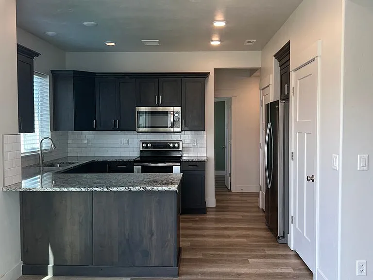 835 S 2380 W — Photo 9