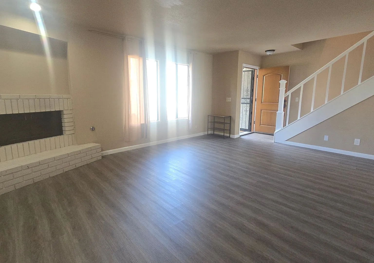 2 Bedroom 1.5 Bath available now — Photo 2