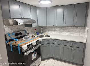35 New Ln, Staten Island, NY 10305
