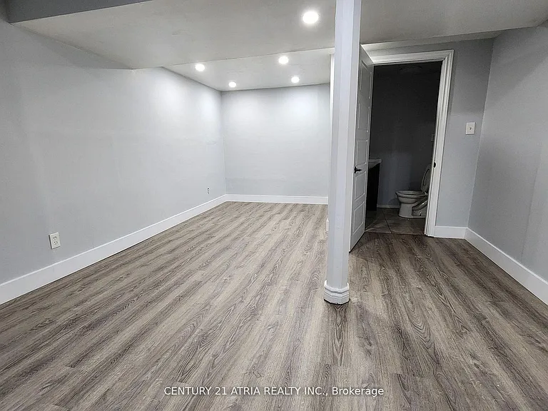 49 Lawrence Cres #BASEMENT — Photo 14