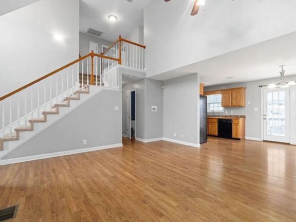 5th image of 688 Foxfield Dr