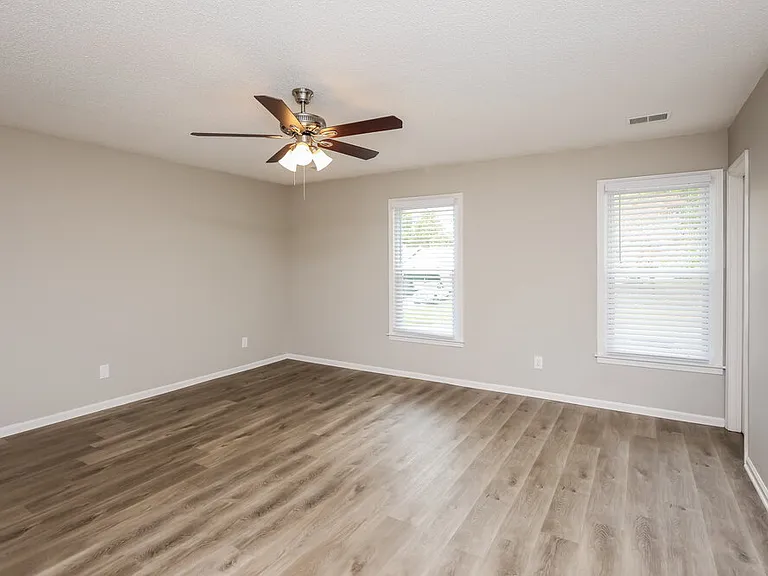 649 Edwards Ct — Photo 10