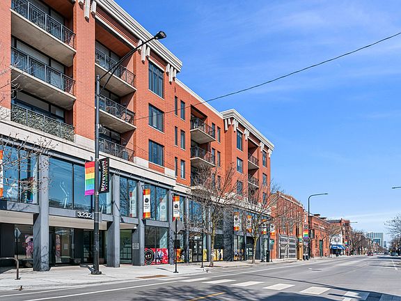 Plaza 32 exterior - Halsted Street side (building also accessible from Dayton Street)