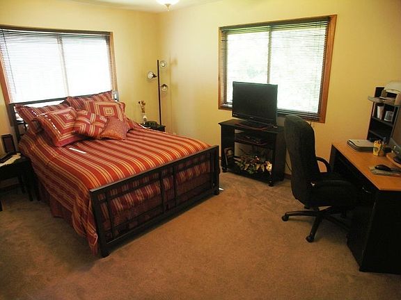 5th image of 790 Oakdale Ct