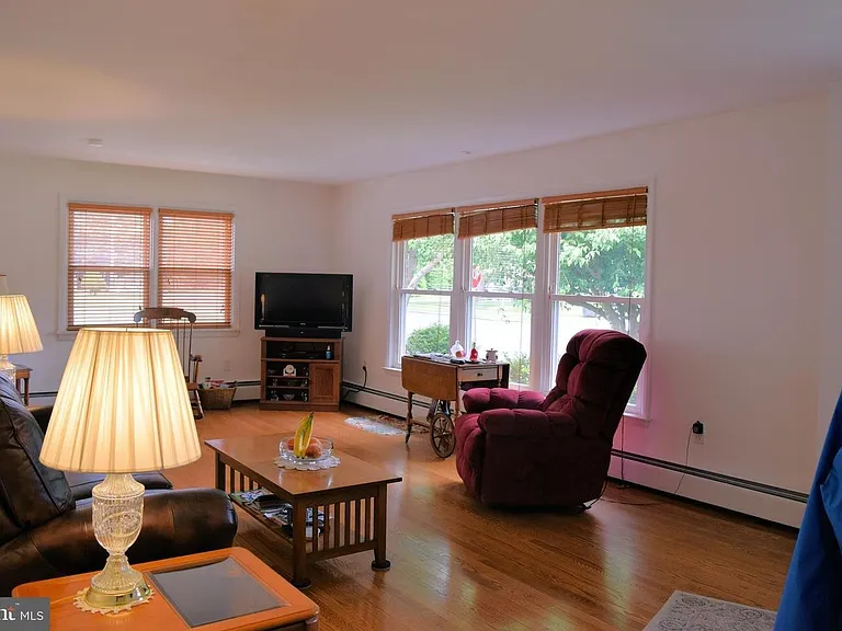 847 E Maple St — Photo 10