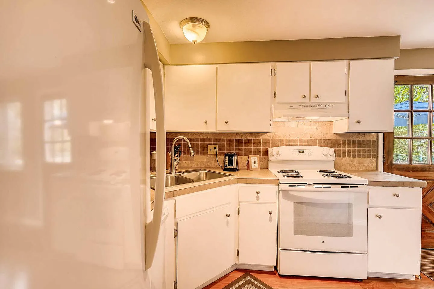 2 bed, 1.5 bath, 900 sqft, $2,595 — Photo 2