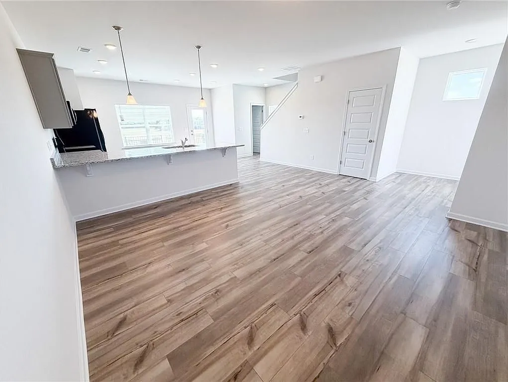 3 bed, 3.0 bath, 1730 sqft, $1,900 — Photo 4
