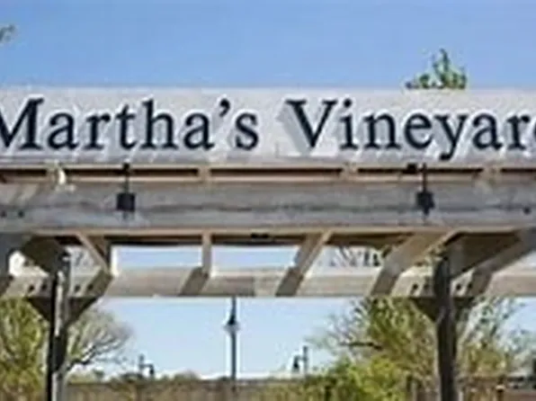 90 Charles Neck Way W, Vineyard Haven, MA 02568