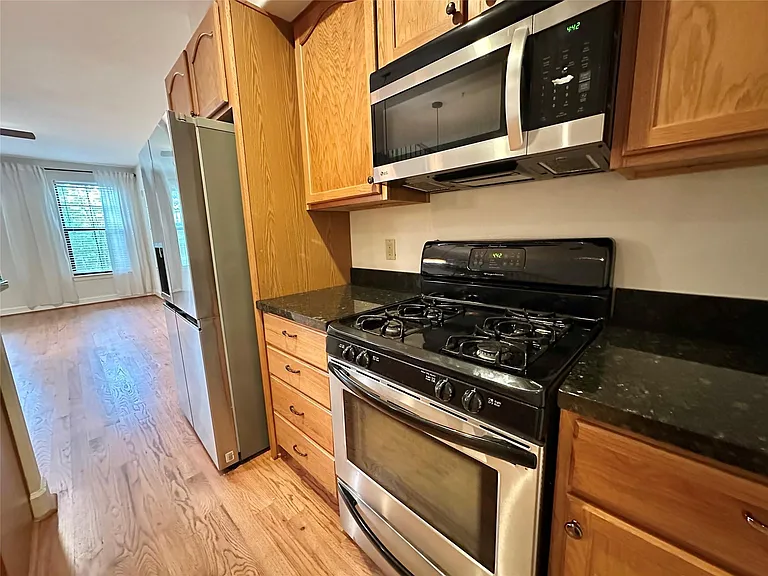 1602 Elgin St #13 — Photo 5