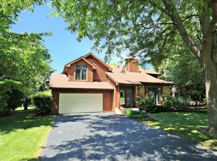 571 N Sharon Dr, Woodstock, IL 60098