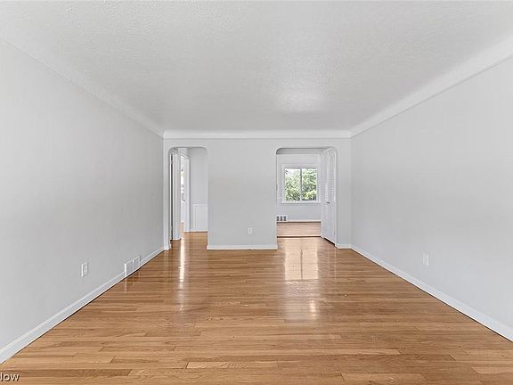4th image of 25751 Drakefield Ave
