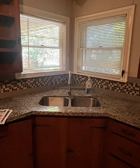 1910 Oaklawn Dr — Photo 11