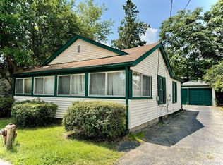 1742 Beechmont St, Keego Harbor, MI