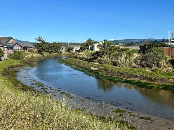 1809 NW Canal St, Waldport, OR 97394