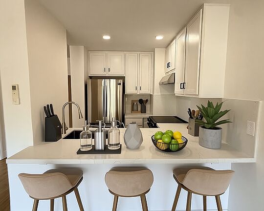 5th image of 999 N Doheny Dr APT 904