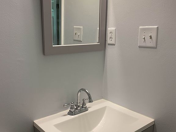 5th image of 111 Elaine Dr