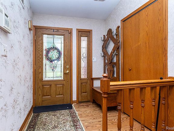 5th image of 315 Meadowlake Rd