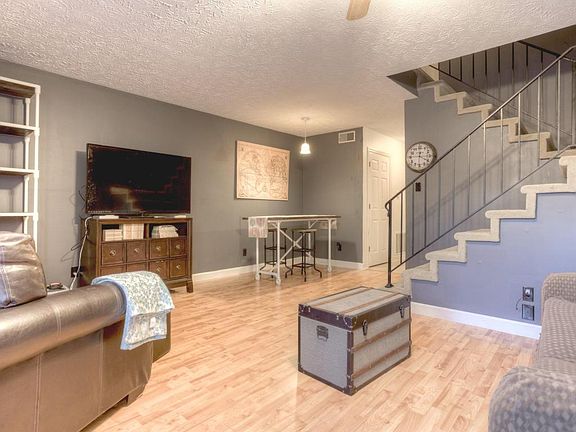 4th image of 102 Ladbrook Ln