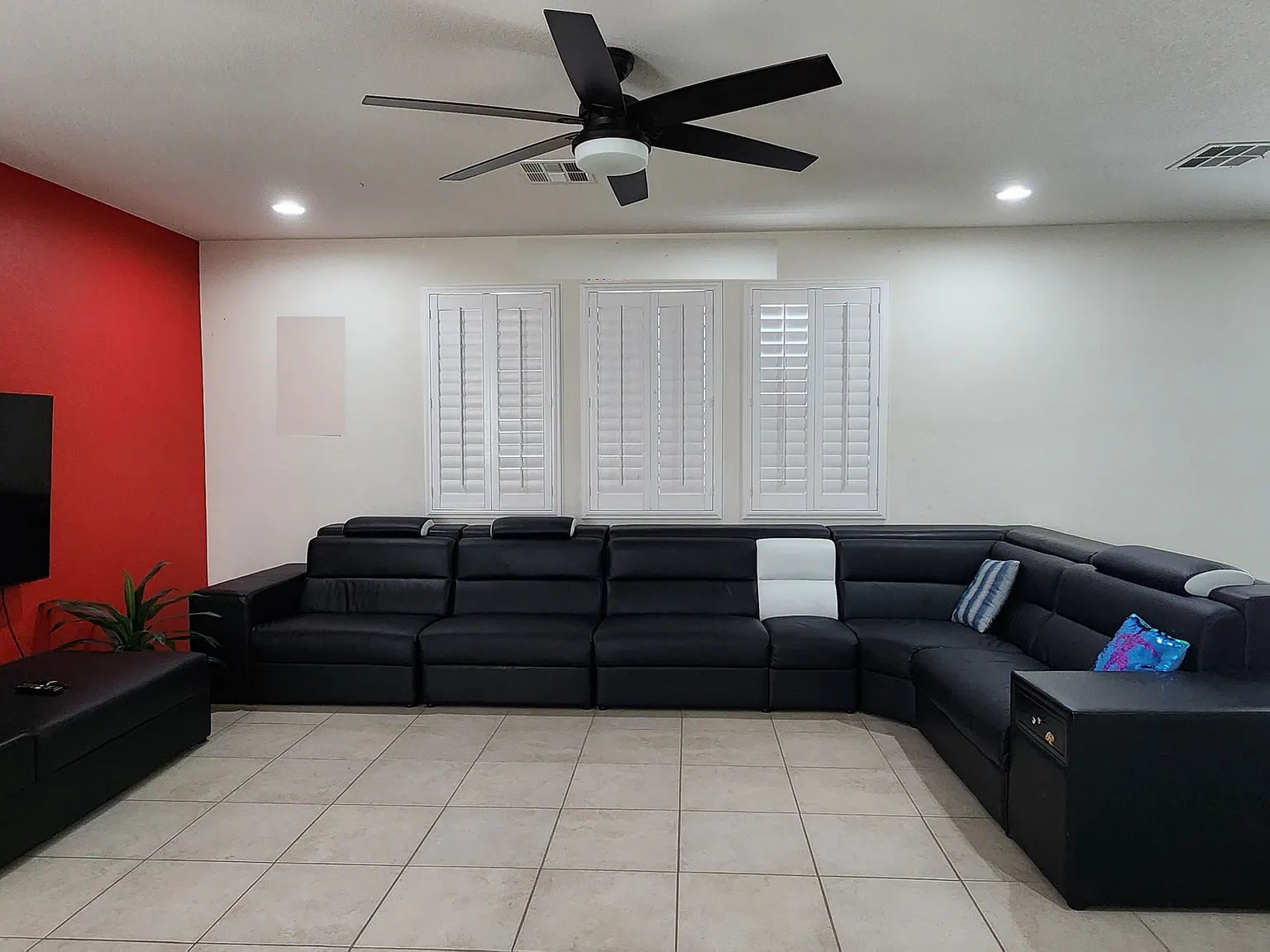 5 bed, 3.5 bath, 3057 sqft, $2,995 — Photo 2