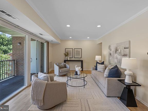 3rd image of 858 College Pkwy #20
