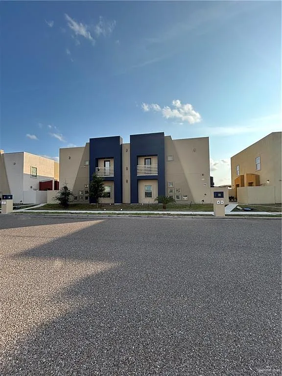 Building Photo - 1320 E Camellia Ave #A