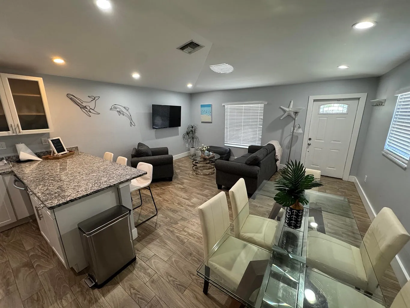 3 bed, 1368 sqft, $3,350 — Photo 3