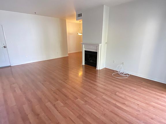 3rd image of 811 N Hayworth Ave APT 104