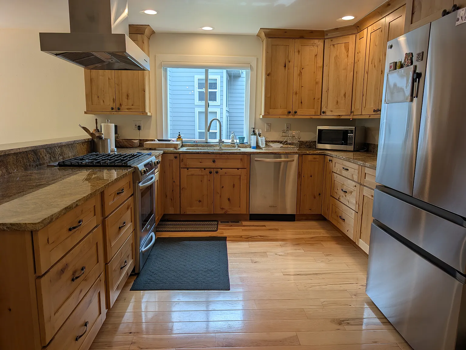4 bed, 2436 sqft, $6,800 — Photo 2