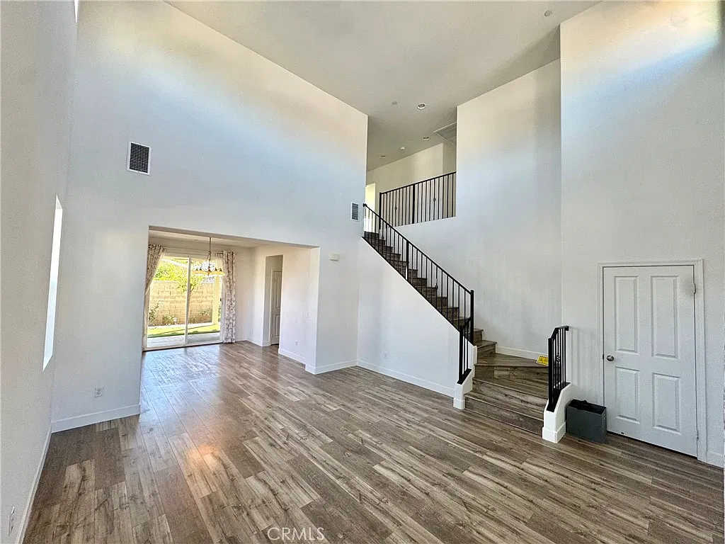 4 bed, 2.5 bath, 2018 sqft, $4,000 — Photo 2