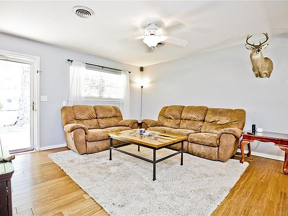4th image of 820 W Bel Air Dr