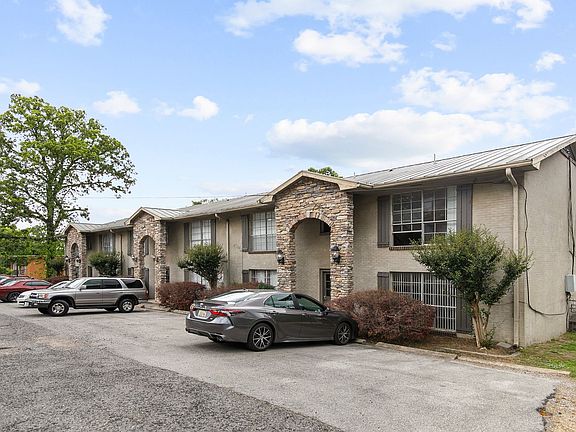 2nd image of 2933 Clairmont Ave #9
