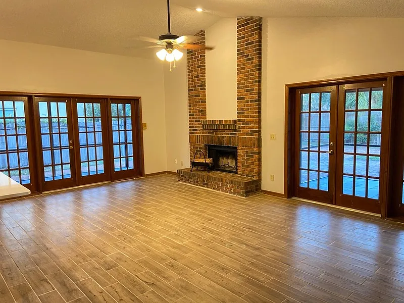 3 bed, 2.0 bath, 1800 sqft, $2,399 — Photo 2