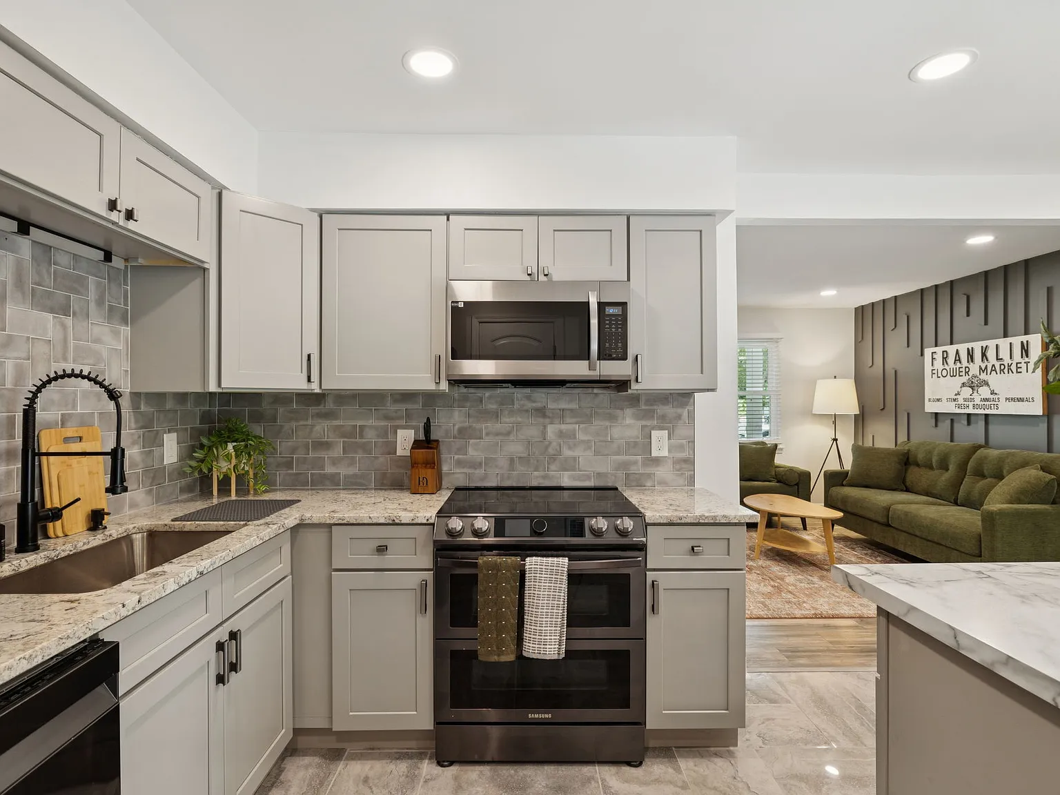 1013 Brink Pl — Photo 1
