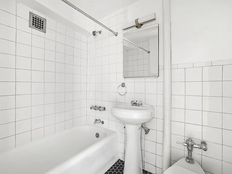 310 E 44th St #1611 — Photo 8