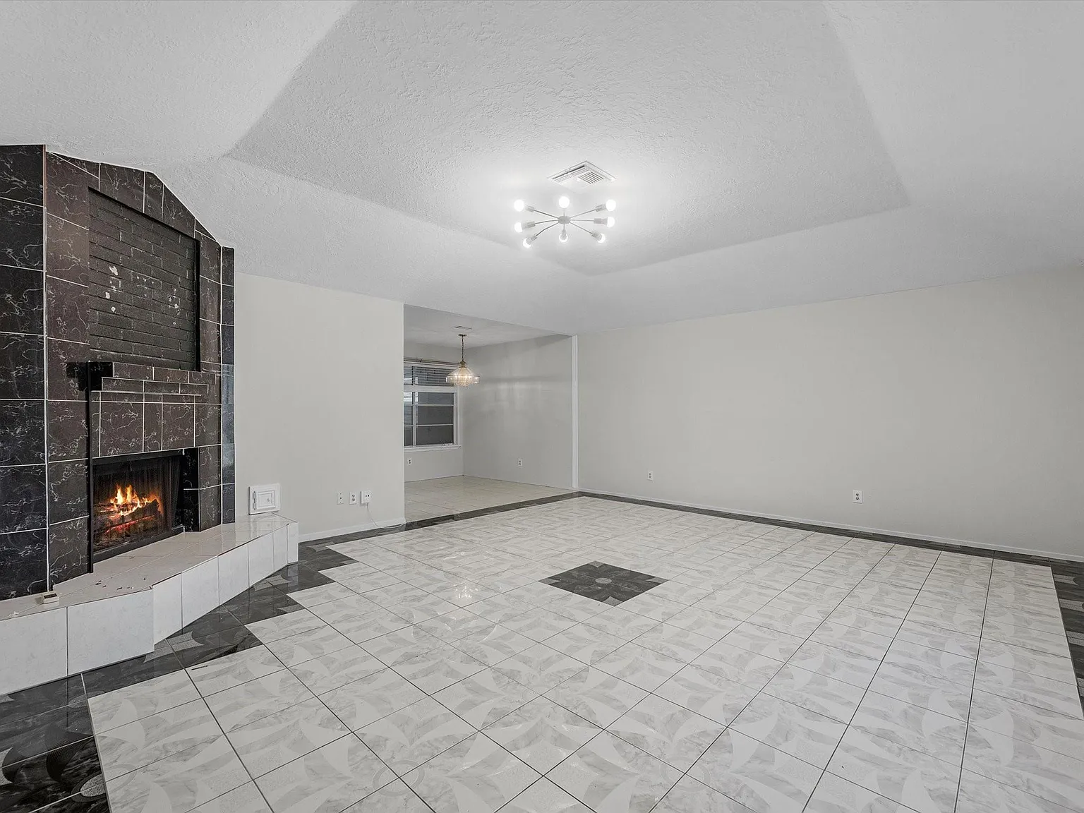 3 bed, 2.0 bath, 1386 sqft, $1,800 — Photo 3