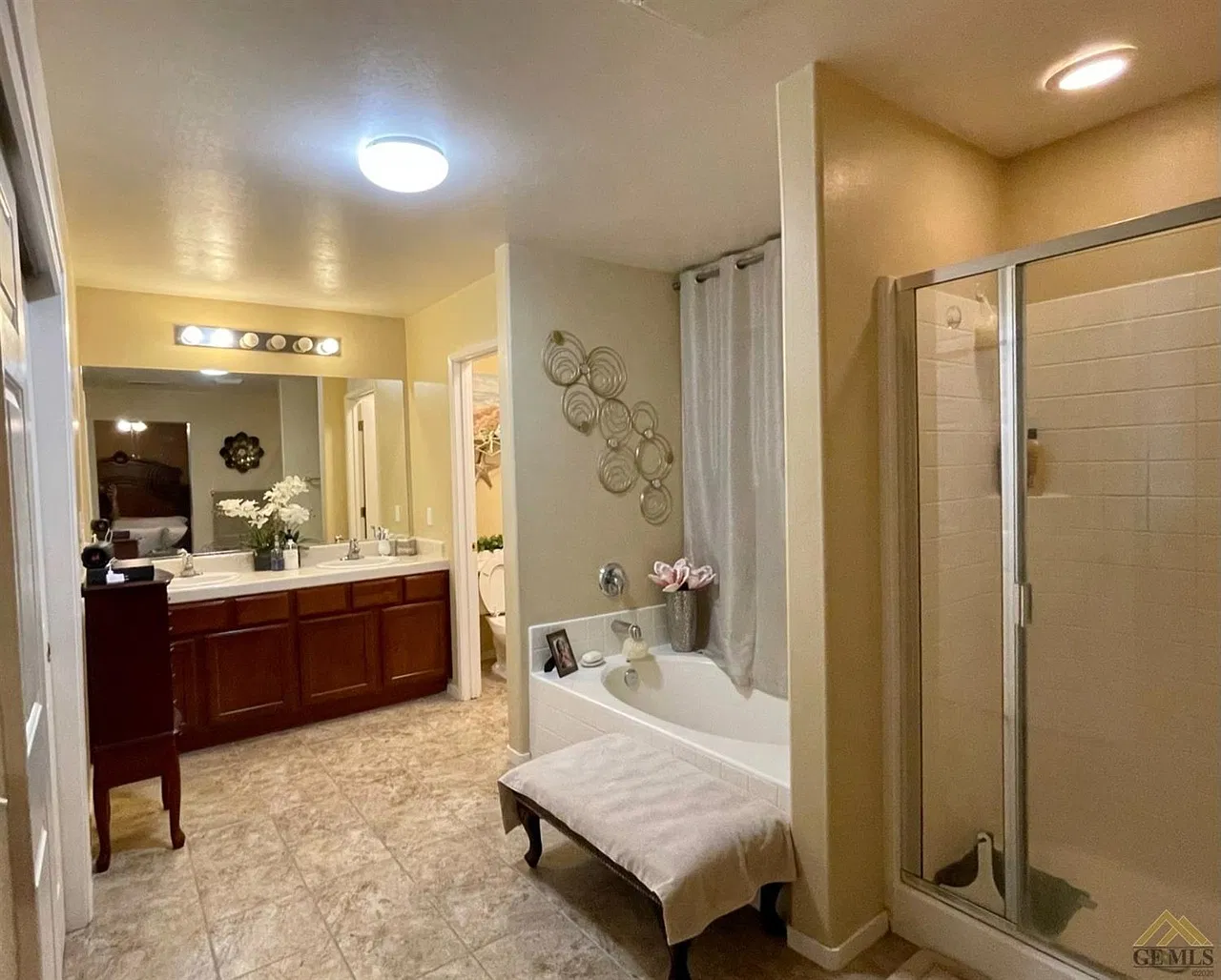 6 bed, 2956 sqft, $895 — Photo 3
