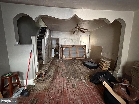 3rd image of 2530 W York St