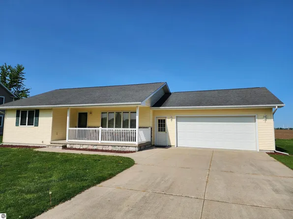 715 Wright St, Breckenridge, MI 48615