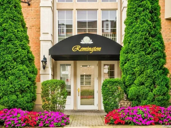 427 Pacing Way #1, Westbury, NY 11590