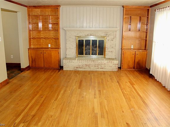 3rd image of 121 Allen Ave