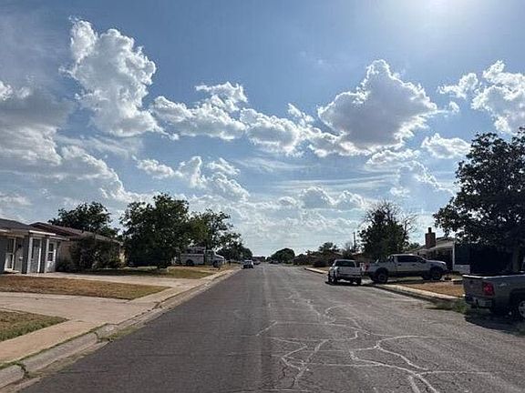5th image of 4511 Versailles Dr