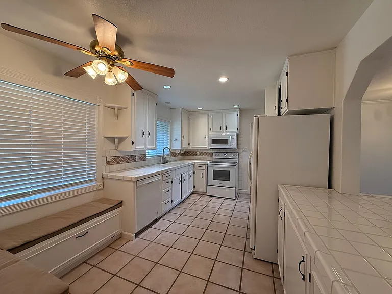 830 W Vine St — Photo 4