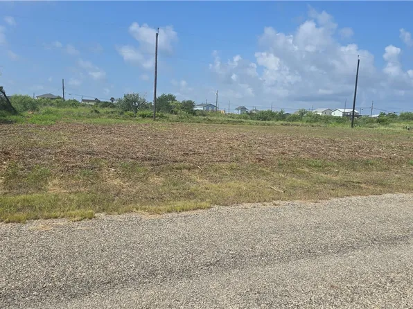 237-239 W Club Oak Ln, Rockport, TX 78382
