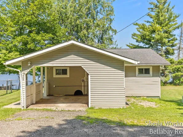 305 Clear Lake St, Dowling, MI 49050